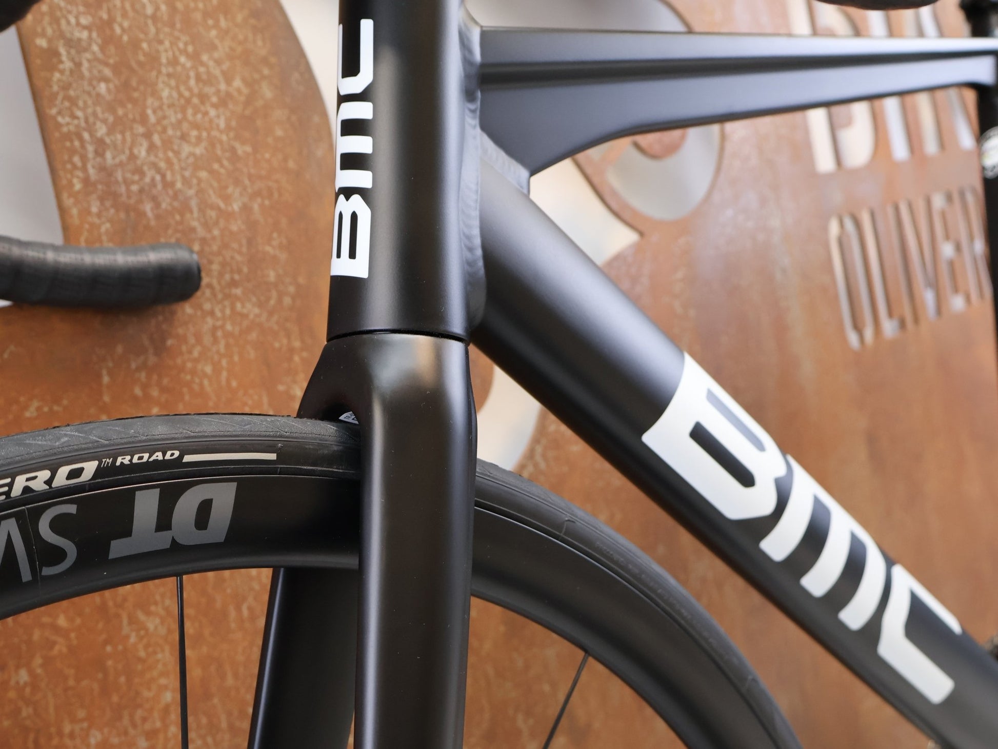 Rennrad von Bmc, BMC TRACKMACHINE AL ONE / BAHNRAD / GRÖSSE M / DT SWISS T 1800 / BLACK vor USEDBIKES - OB.DE Hintergrund