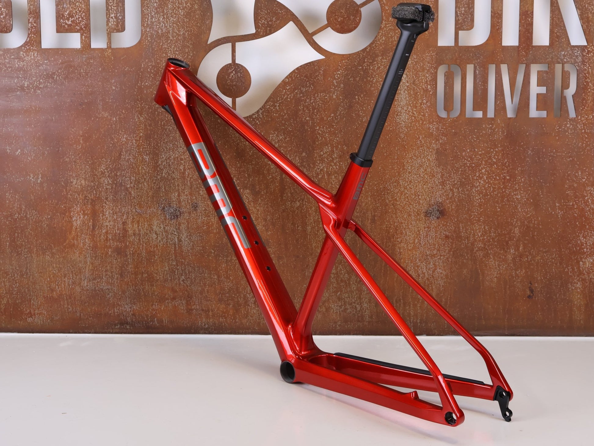 Mountainbikerahmen von BMC, BMC TWOSTROKE 01 RAHMENSET / GRÖSSE L / RED GREY / PREMIUM CARBON / 1490G vor USEDBIKES - OB.DE Hintergrund