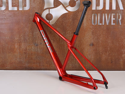 Mountainbikerahmen von BMC, BMC TWOSTROKE 01 RAHMENSET / GRÖSSE L / RED GREY / PREMIUM CARBON / 1490G vor USEDBIKES - OB.DE Hintergrund