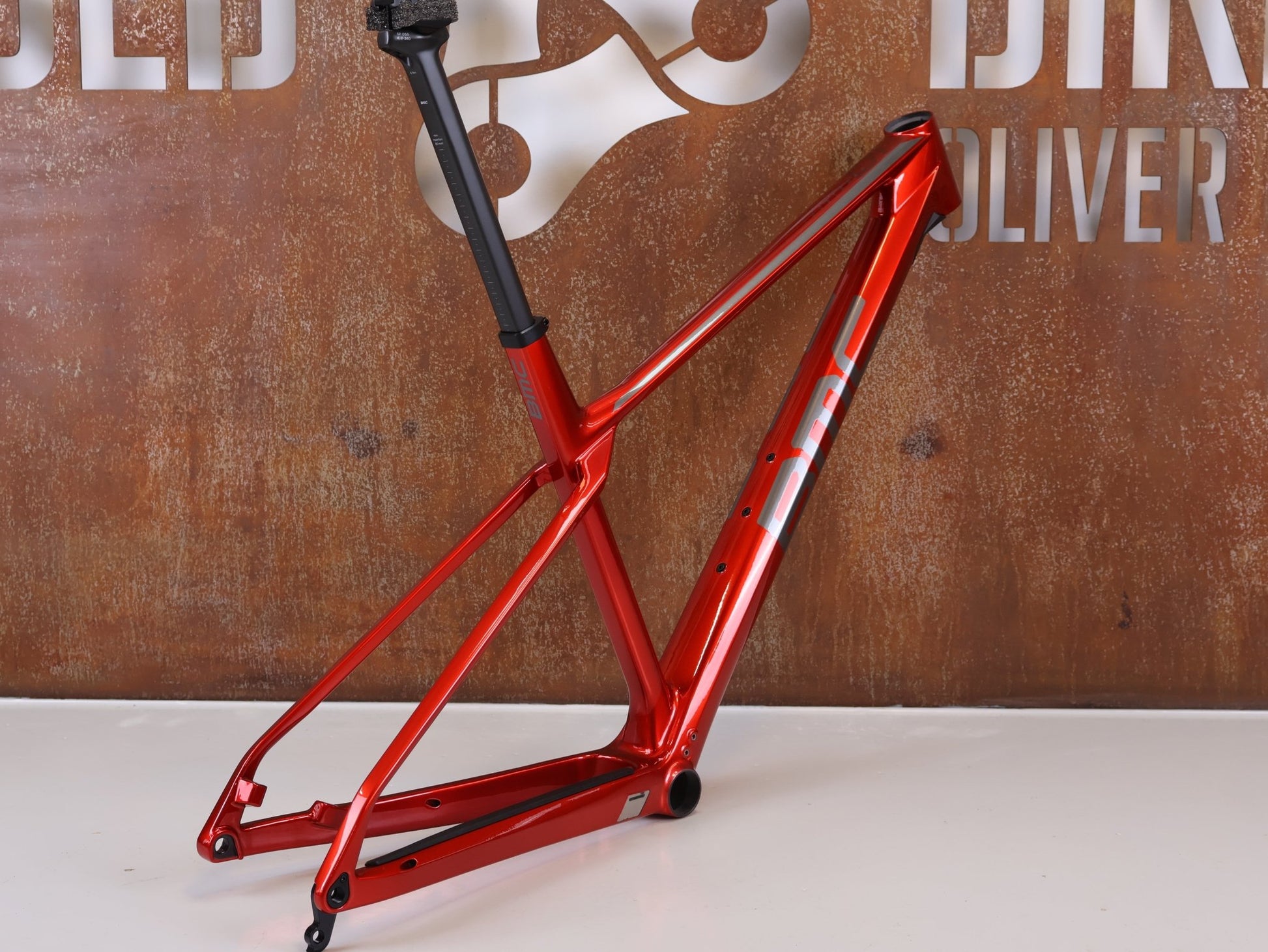 Mountainbikerahmen von BMC, BMC TWOSTROKE 01 RAHMENSET / GRÖSSE L / RED GREY / PREMIUM CARBON / 1490G vor USEDBIKES - OB.DE Hintergrund
