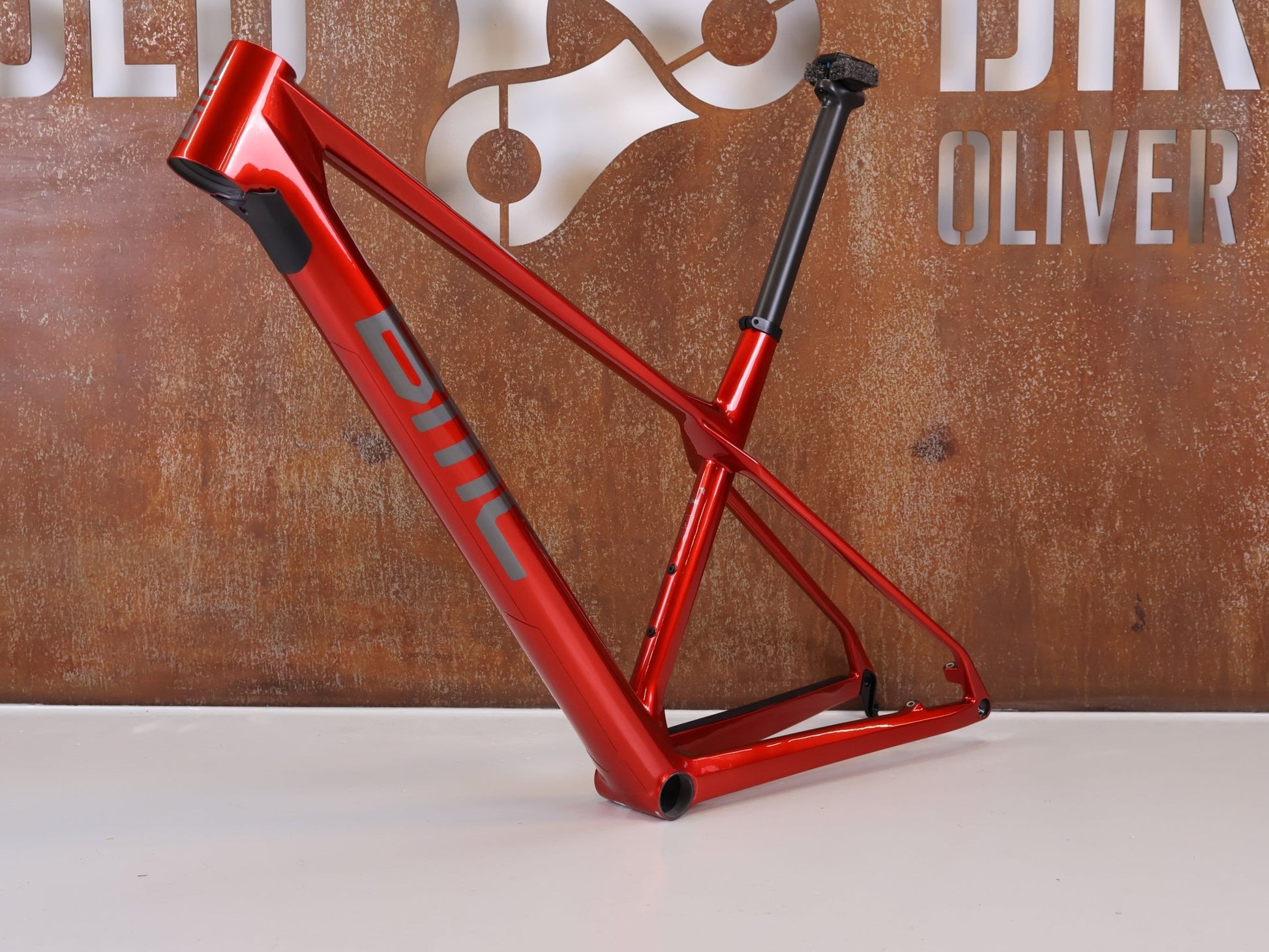 Mountainbikerahmen von BMC, BMC TWOSTROKE 01 RAHMENSET / GRÖSSE L / RED GREY / PREMIUM CARBON / 1490G vor USEDBIKES - OB.DE Hintergrund