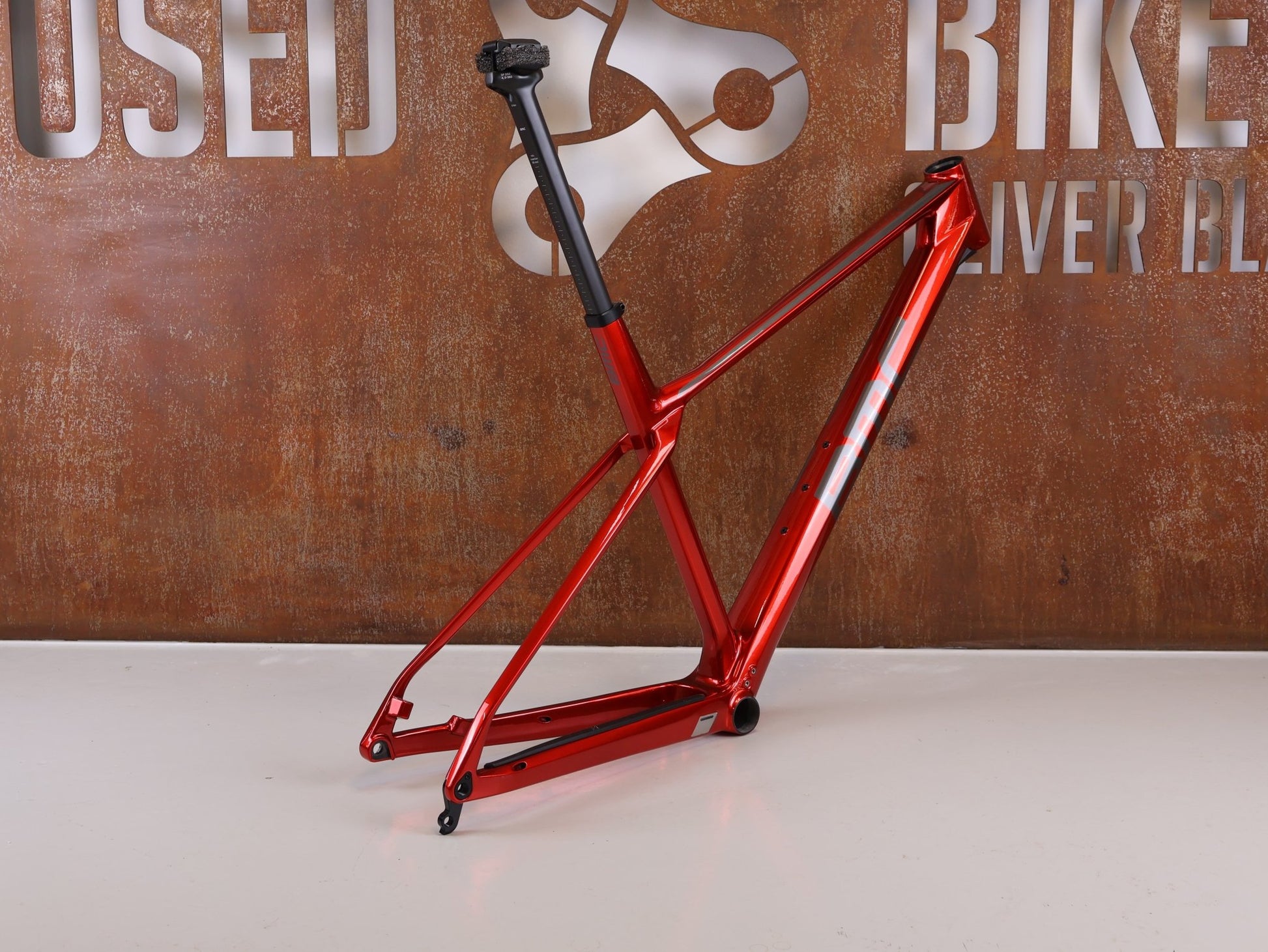 Mountainbikerahmen von BMC, BMC TWOSTROKE 01 RAHMENSET / GRÖSSE XL / RED GREY / PREMIUM CARBON / 1470G vor USEDBIKES - OB.DE Hintergrund