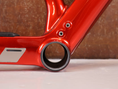 Mountainbikerahmen von BMC, BMC TWOSTROKE 01 RAHMENSET / GRÖSSE XL / RED GREY / PREMIUM CARBON / 1470G vor USEDBIKES - OB.DE Hintergrund