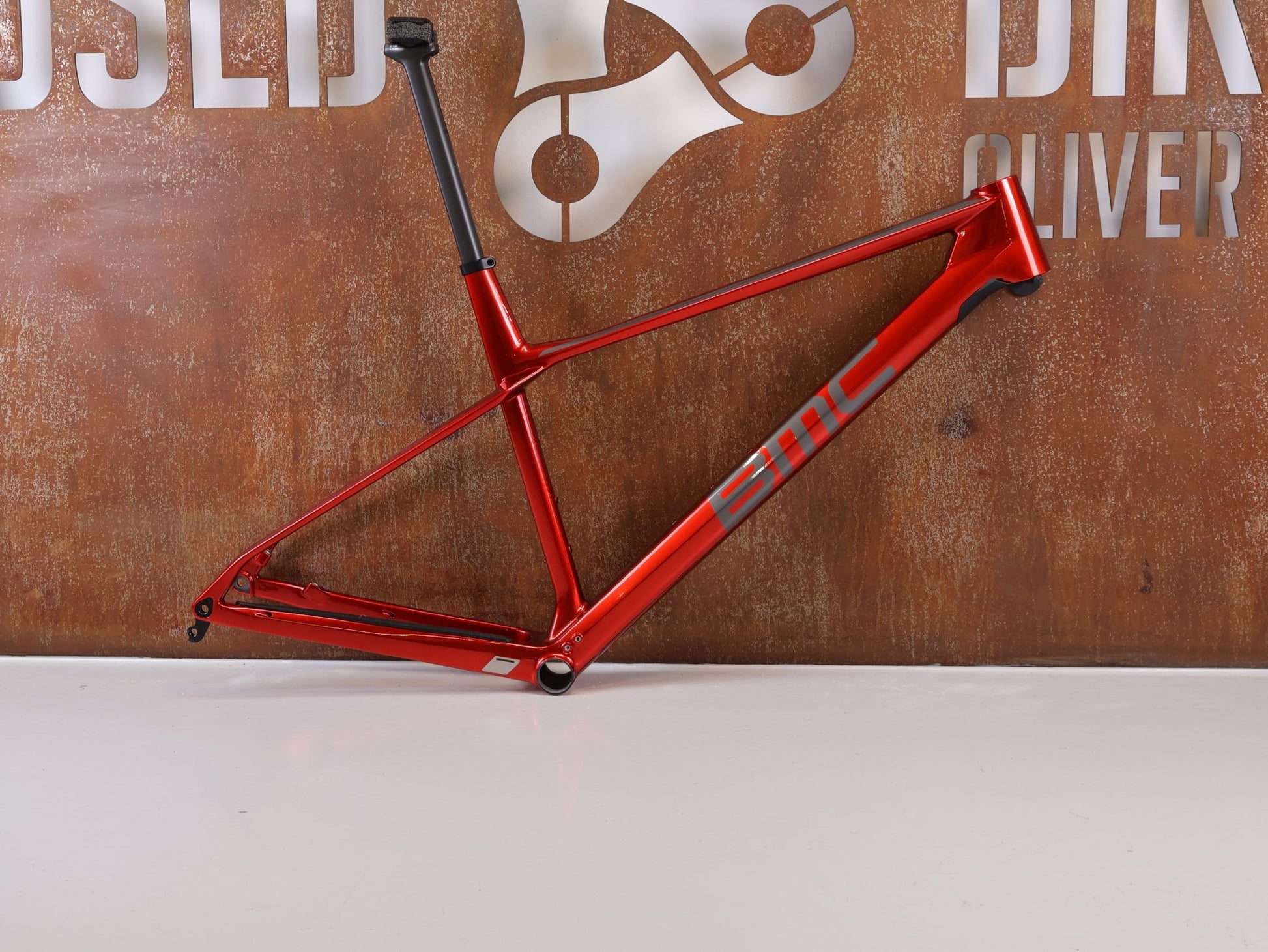 Mountainbikerahmen von BMC, BMC TWOSTROKE 01 RAHMENSET / GRÖSSE XL / RED GREY / PREMIUM CARBON / 1470G vor USEDBIKES - OB.DE Hintergrund
