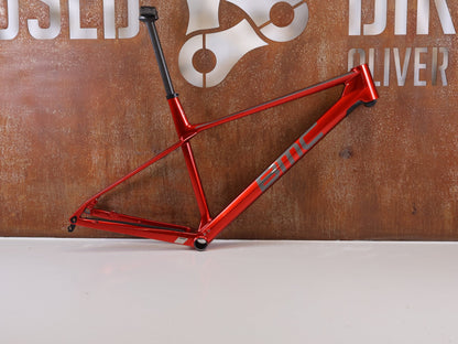 Mountainbikerahmen von BMC, BMC TWOSTROKE 01 RAHMENSET / GRÖSSE XL / RED GREY / PREMIUM CARBON / 1470G vor USEDBIKES - OB.DE Hintergrund