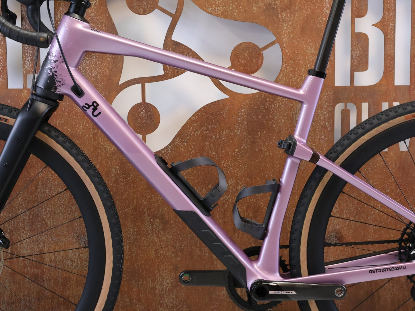 Gravel/Cyclocross von Bmc, BMC URS 01 LT ONE / GRÖSSE L / MODELL 2024 / SRAM X0 EAGLE TRANSMISSION vor USEDBIKES-OB.DE Hintergrund