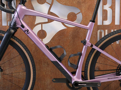 Gravel/Cyclocross von Bmc, BMC URS 01 LT ONE / GRÖSSE L / MODELL 2024 / SRAM X0 EAGLE TRANSMISSION vor USEDBIKES-OB.DE Hintergrund