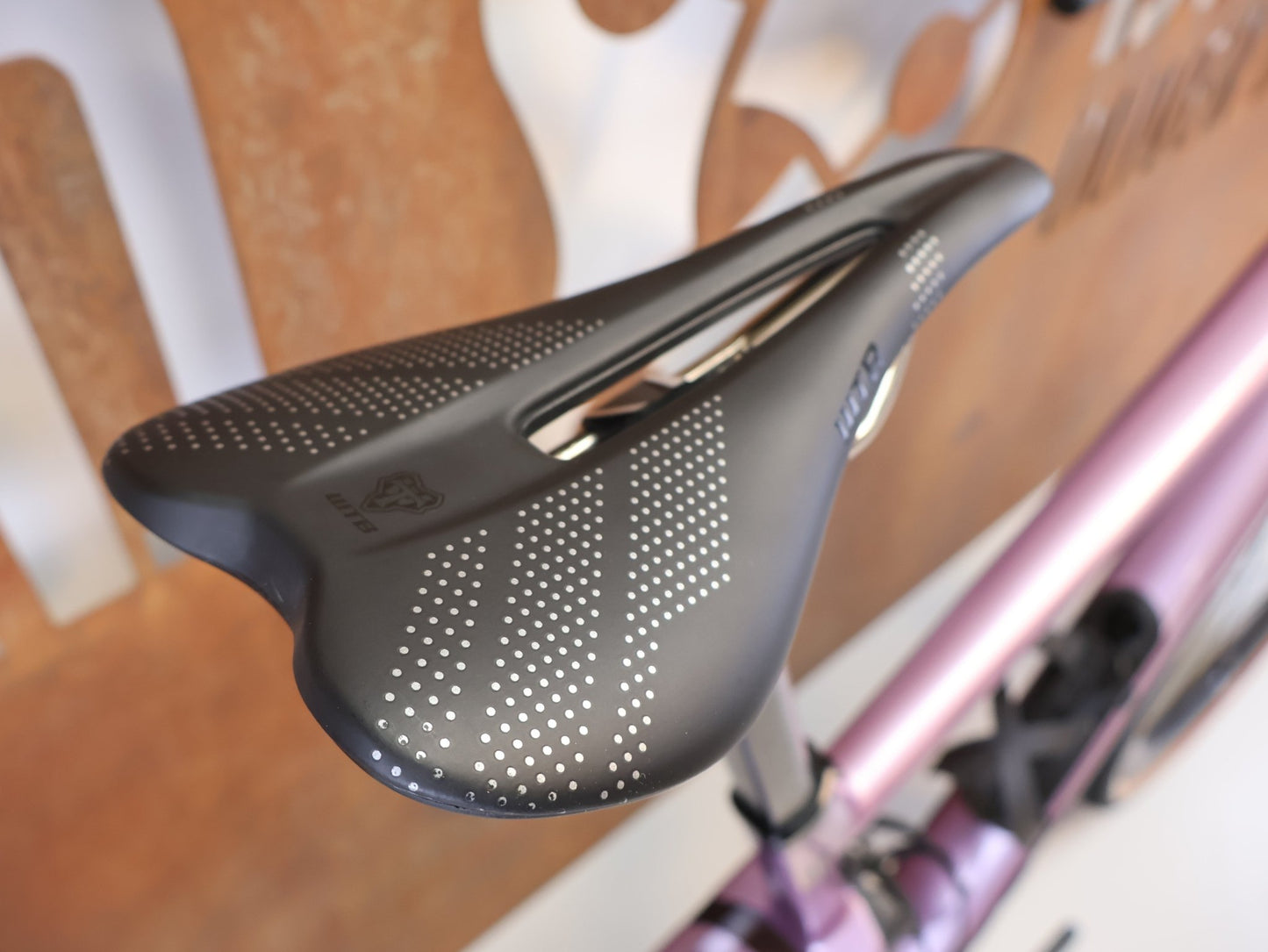 Gravel/Cyclocross von Bmc, BMC URS 01 LT ONE / GRÖSSE L / MODELL 2024 / SRAM X0 EAGLE TRANSMISSION vor USEDBIKES-OB.DE Hintergrund