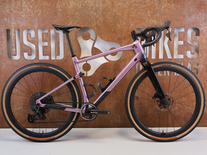 Gravel/Cyclocross von Bmc, BMC URS 01 LT ONE / GRÖSSE L / MODELL 2024 / SRAM X0 EAGLE TRANSMISSION vor USEDBIKES-OB.DE Hintergrund