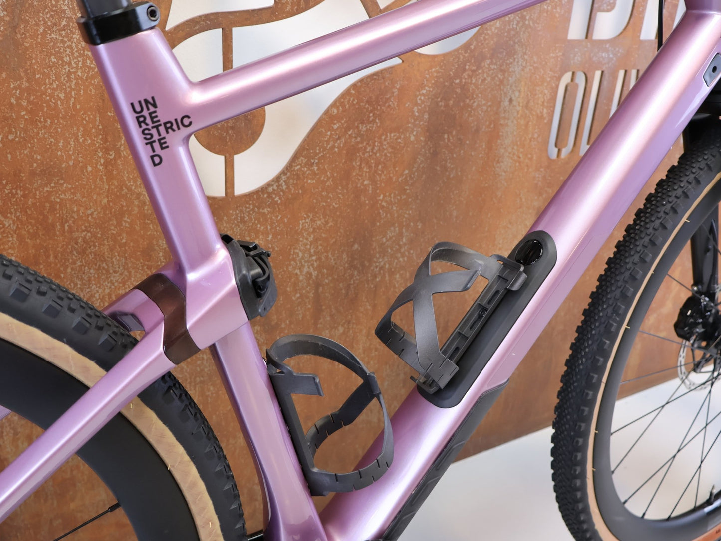 Gravel/Cyclocross von Bmc, BMC URS 01 LT ONE / GRÖSSE L / MODELL 2024 / SRAM X0 EAGLE TRANSMISSION vor USEDBIKES-OB.DE Hintergrund