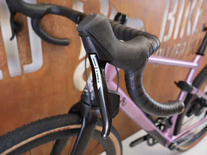 Gravel/Cyclocross von Bmc, BMC URS 01 LT ONE / GRÖSSE L / MODELL 2024 / SRAM X0 EAGLE TRANSMISSION vor USEDBIKES-OB.DE Hintergrund