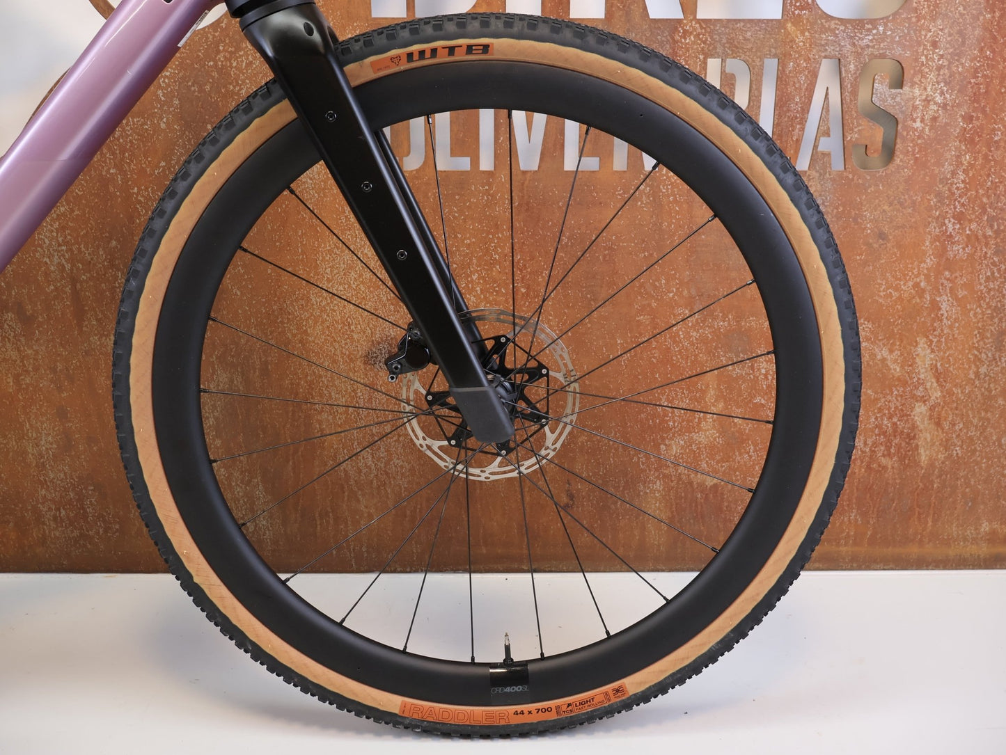 Gravel/Cyclocross von Bmc, BMC URS 01 LT ONE / GRÖSSE L / MODELL 2024 / SRAM X0 EAGLE TRANSMISSION vor USEDBIKES-OB.DE Hintergrund