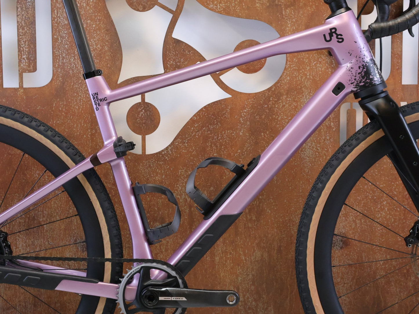 Gravel/Cyclocross von Bmc, BMC URS 01 LT ONE / GRÖSSE L / MODELL 2024 / SRAM X0 EAGLE TRANSMISSION vor USEDBIKES-OB.DE Hintergrund