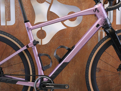 Gravel/Cyclocross von Bmc, BMC URS 01 LT ONE / GRÖSSE L / MODELL 2024 / SRAM X0 EAGLE TRANSMISSION vor USEDBIKES-OB.DE Hintergrund