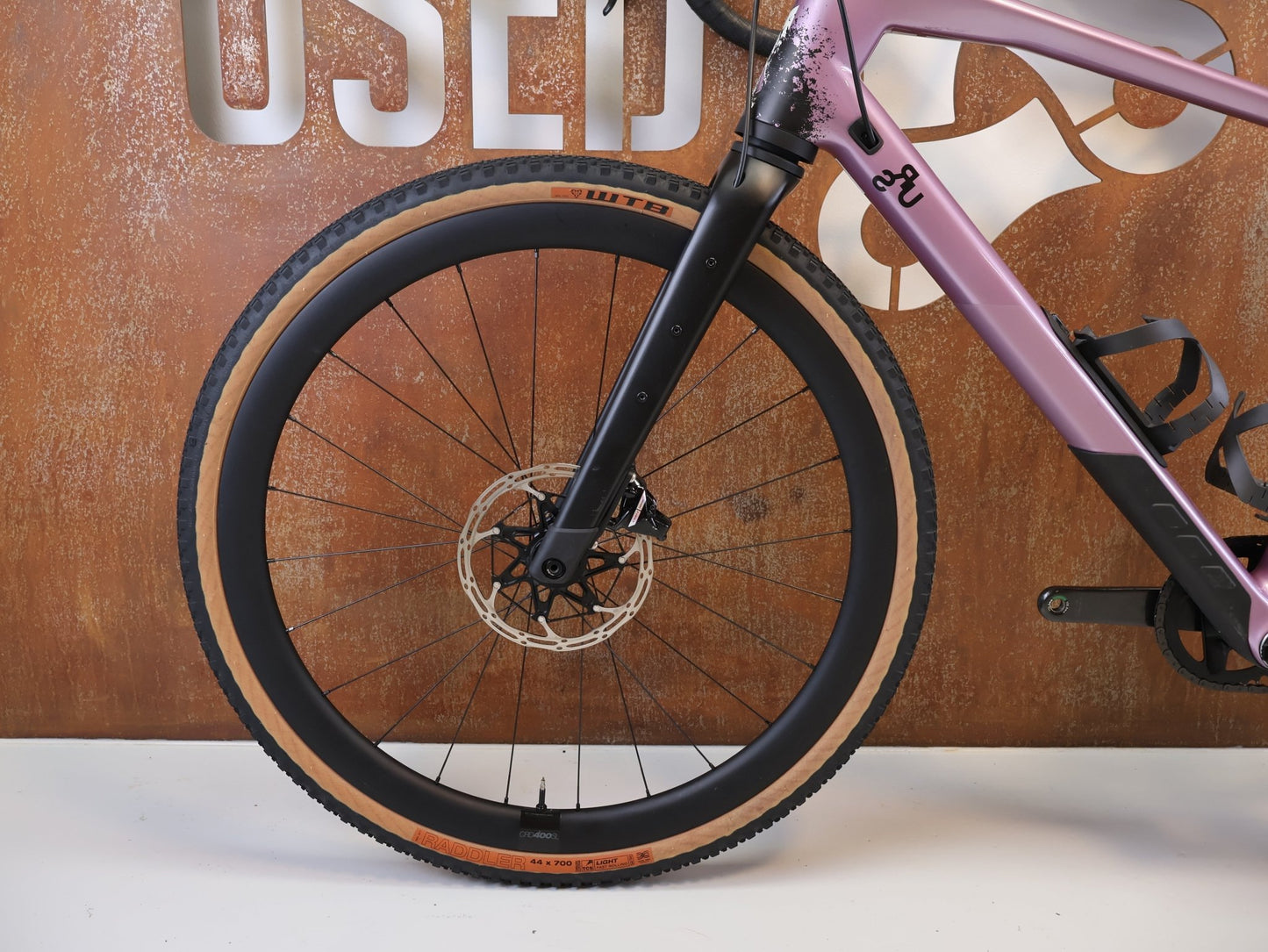 Gravel/Cyclocross von Bmc, BMC URS 01 LT ONE / GRÖSSE L / MODELL 2024 / SRAM X0 EAGLE TRANSMISSION vor USEDBIKES-OB.DE Hintergrund
