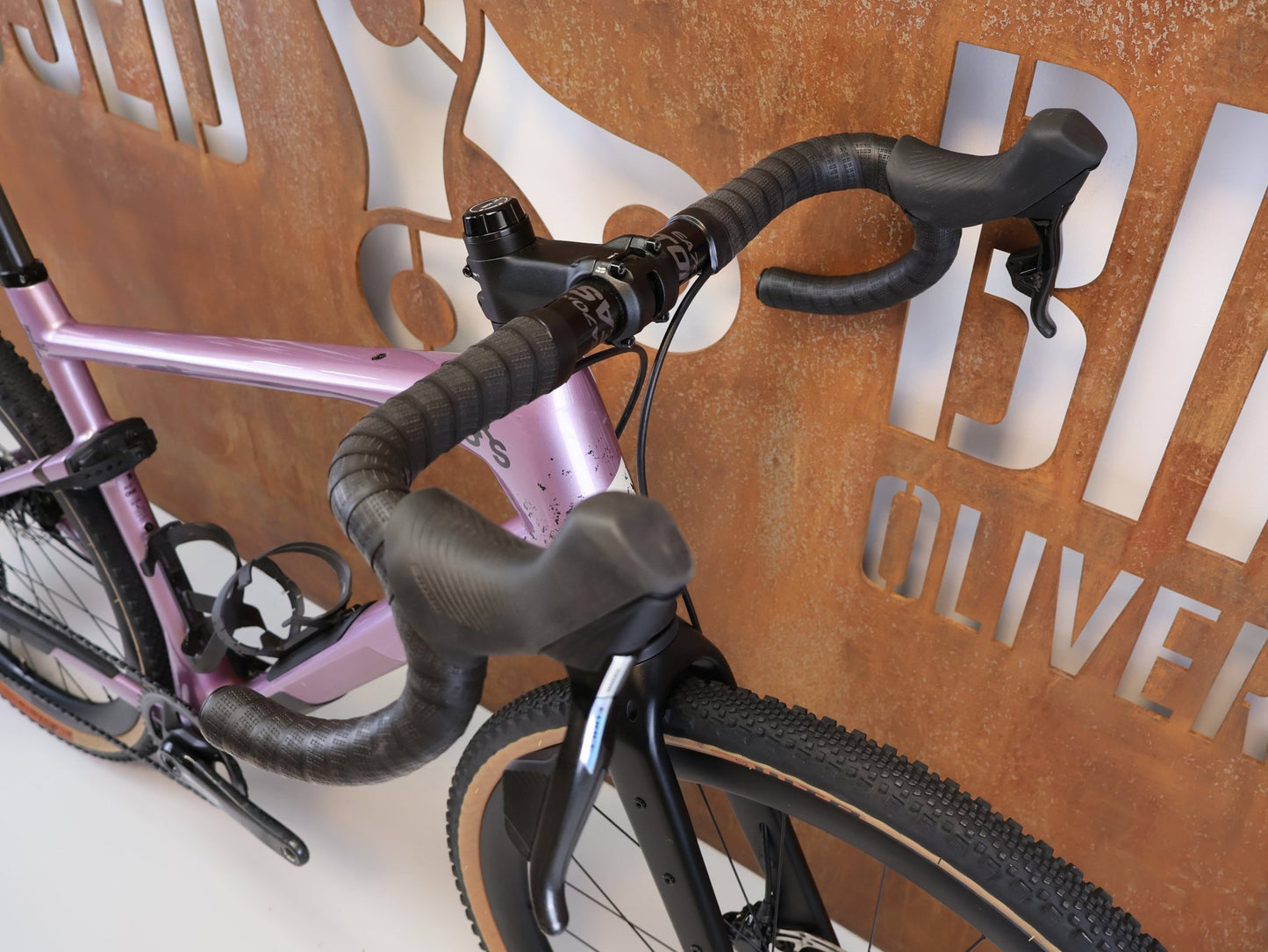 Gravel/Cyclocross von Bmc, BMC URS 01 LT ONE / GRÖSSE L / MODELL 2024 / SRAM X0 EAGLE TRANSMISSION vor USEDBIKES-OB.DE Hintergrund