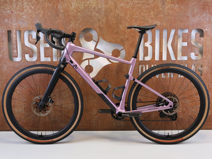 Gravel/Cyclocross von Bmc, BMC URS 01 LT ONE / GRÖSSE L / MODELL 2024 / SRAM X0 EAGLE TRANSMISSION vor USEDBIKES-OB.DE Hintergrund