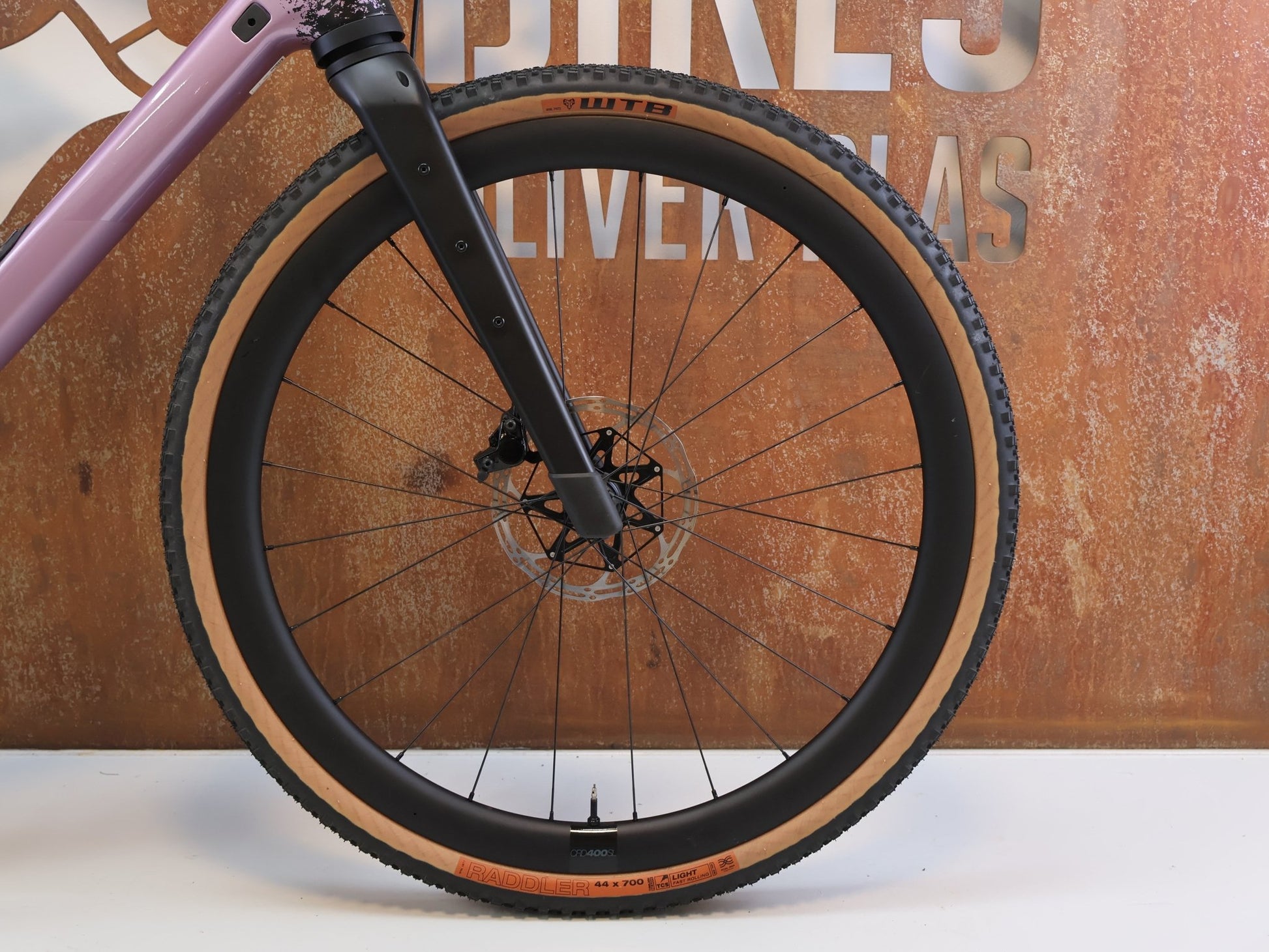 Gravel/Cyclocross von Bmc, BMC URS 01 LT ONE / GRÖSSE XL / MODELL 2024 / SRAM X0 EAGLE TRANSMISSION vor USEDBIKES-OB.DE Hintergrund