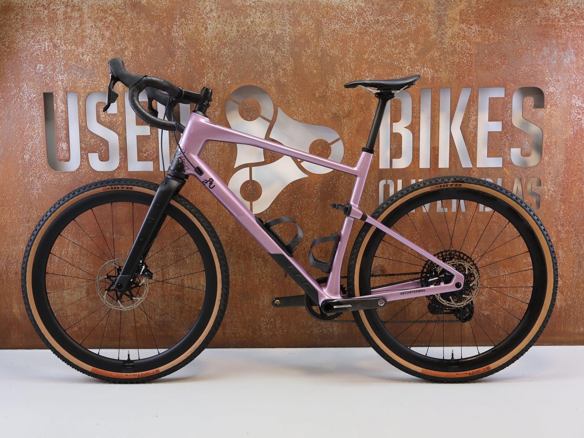 Gravel/Cyclocross von Bmc, BMC URS 01 LT ONE / GRÖSSE XL / MODELL 2024 / SRAM X0 EAGLE TRANSMISSION vor USEDBIKES-OB.DE Hintergrund
