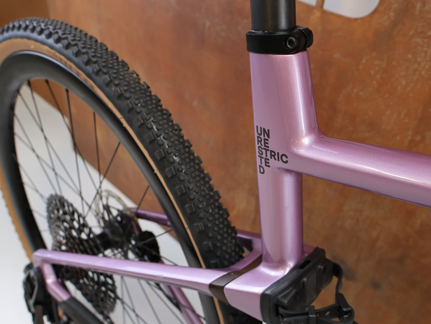 Gravel/Cyclocross von Bmc, BMC URS 01 LT ONE / GRÖSSE XL / MODELL 2024 / SRAM X0 EAGLE TRANSMISSION vor USEDBIKES-OB.DE Hintergrund