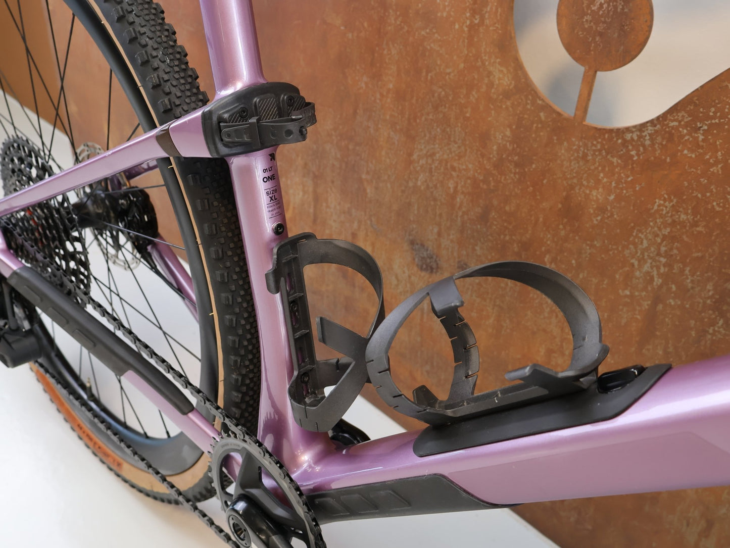 Gravel/Cyclocross von Bmc, BMC URS 01 LT ONE / GRÖSSE XL / MODELL 2024 / SRAM X0 EAGLE TRANSMISSION vor USEDBIKES-OB.DE Hintergrund