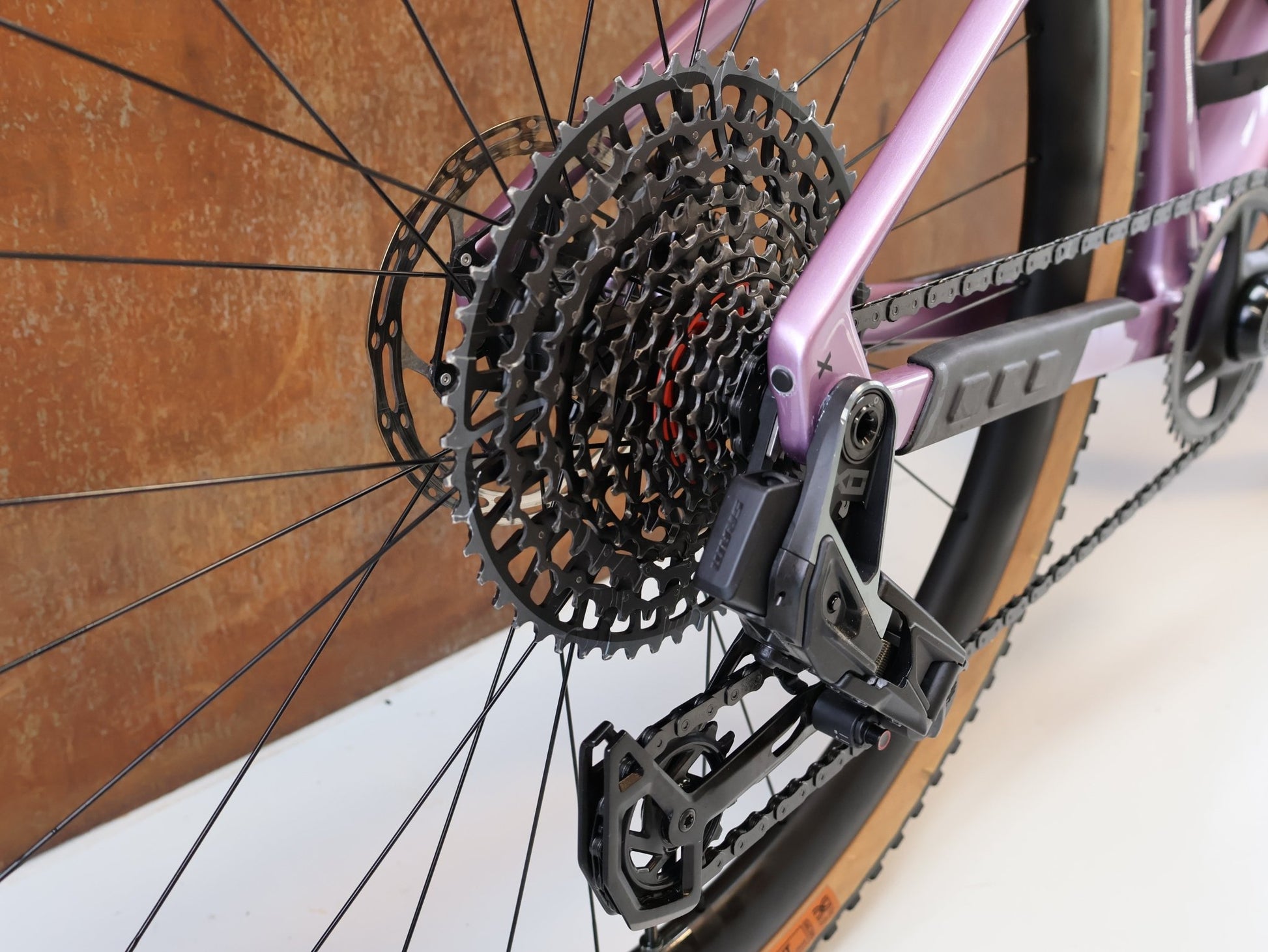 Gravel/Cyclocross von Bmc, BMC URS 01 LT ONE / GRÖSSE XL / MODELL 2024 / SRAM X0 EAGLE TRANSMISSION vor USEDBIKES-OB.DE Hintergrund