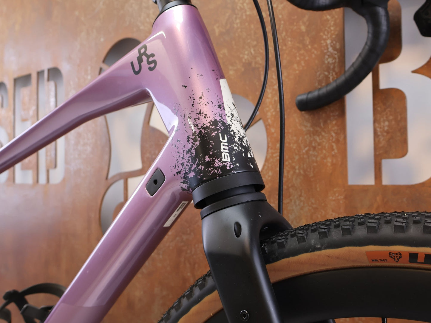 Gravel/Cyclocross von Bmc, BMC URS 01 LT ONE / GRÖSSE XL / MODELL 2024 / SRAM X0 EAGLE TRANSMISSION vor USEDBIKES-OB.DE Hintergrund