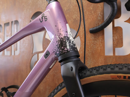 Gravel/Cyclocross von Bmc, BMC URS 01 LT ONE / GRÖSSE XL / MODELL 2024 / SRAM X0 EAGLE TRANSMISSION vor USEDBIKES-OB.DE Hintergrund