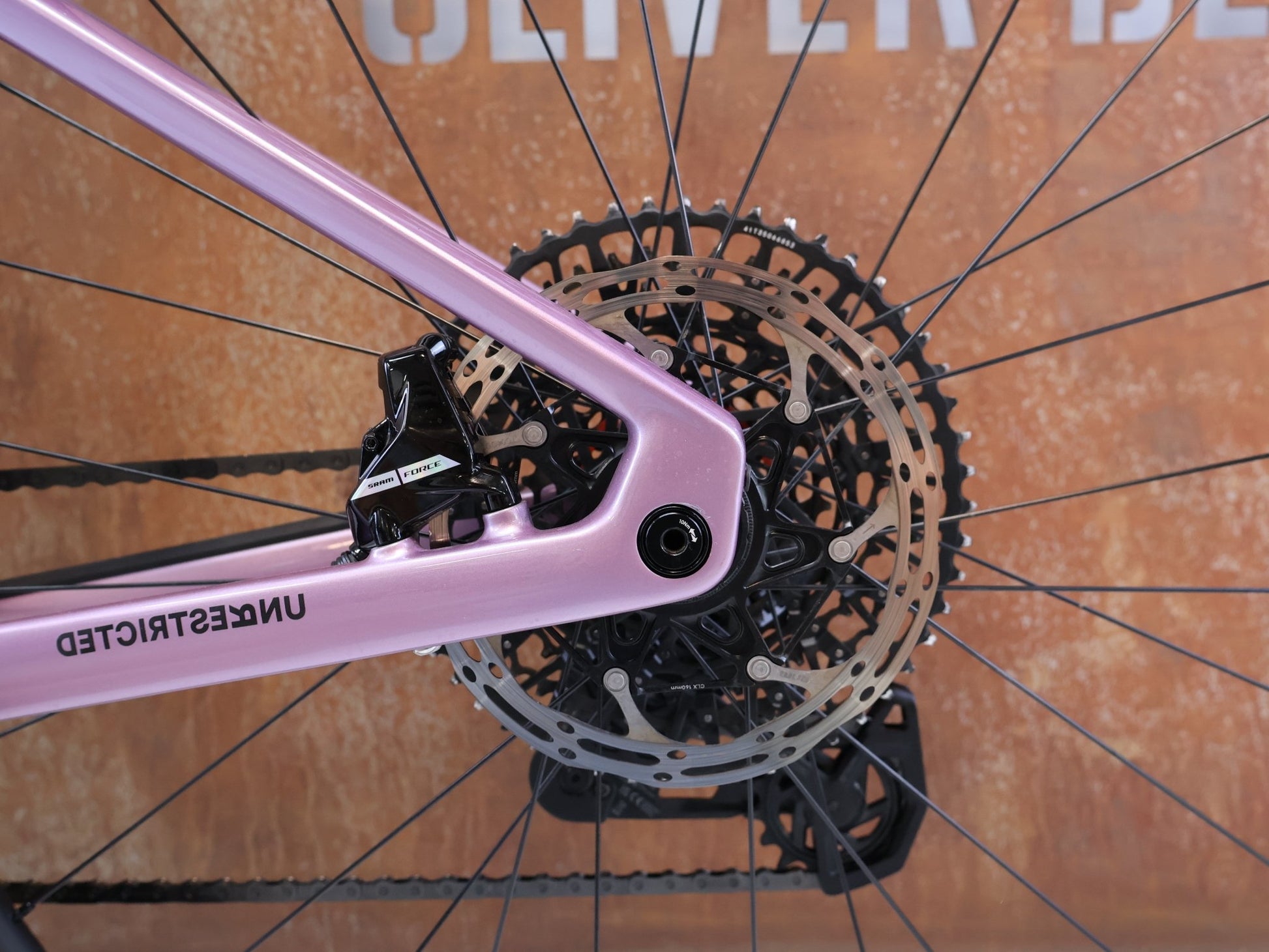 Gravel/Cyclocross von Bmc, BMC URS 01 LT ONE / GRÖSSE XL / MODELL 2024 / SRAM X0 EAGLE TRANSMISSION vor USEDBIKES-OB.DE Hintergrund