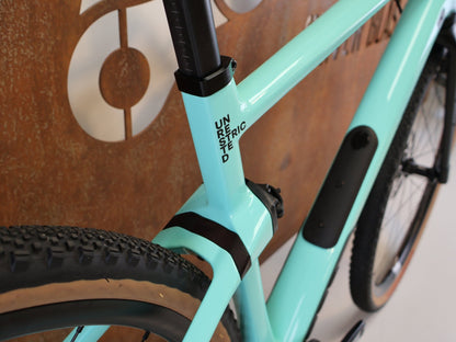 Gravel/Cyclocross von Bmc, BMC URS 01 LT TWO CARBON GRAVELBIKE / GRÖSSE M / TRANSMISSION vor USEDBIKES-OB.DE Hintergrund