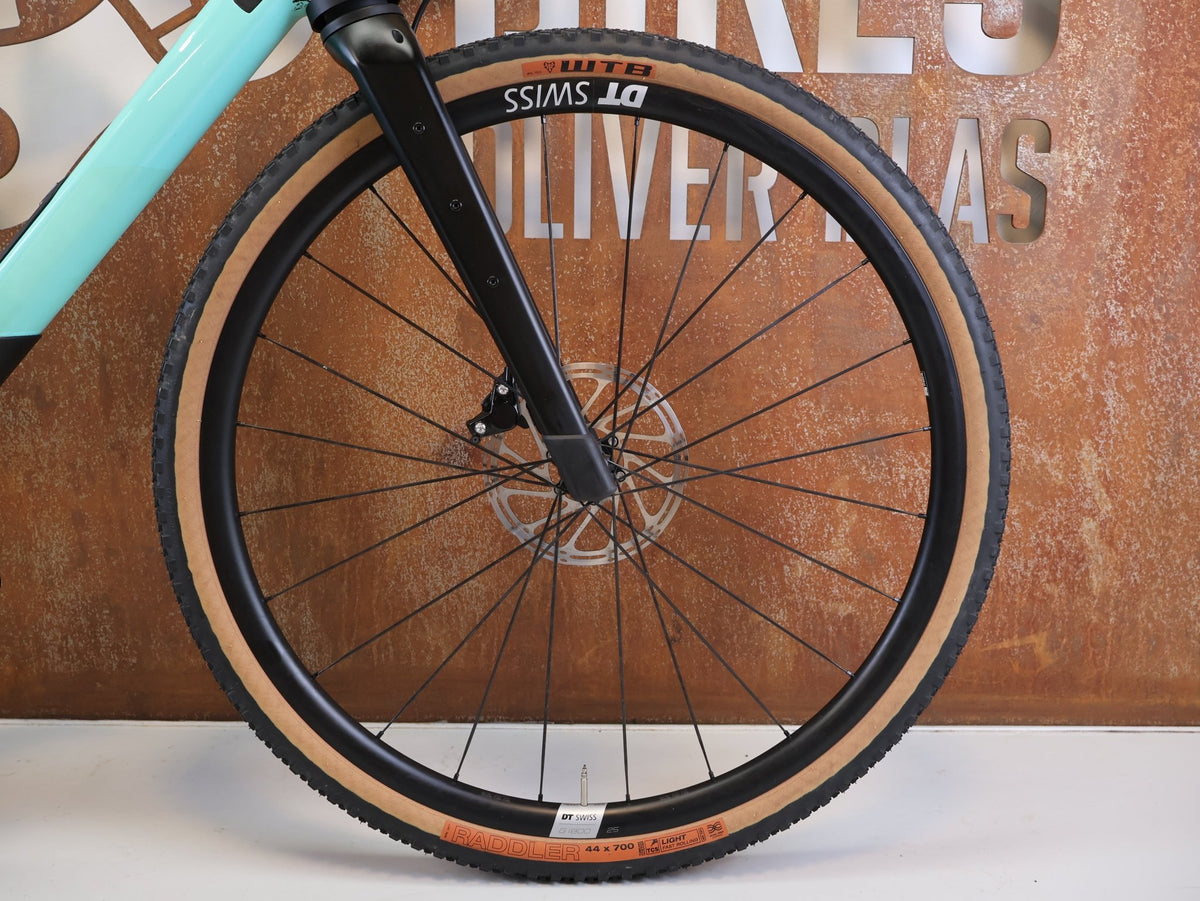 Gravel/Cyclocross von Bmc, BMC URS 01 LT TWO CARBON GRAVELBIKE / GRÖSSE M / TRANSMISSION vor USEDBIKES-OB.DE Hintergrund