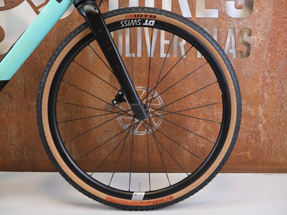 Gravel/Cyclocross von Bmc, BMC URS 01 LT TWO CARBON GRAVELBIKE / GRÖSSE M / TRANSMISSION vor USEDBIKES-OB.DE Hintergrund