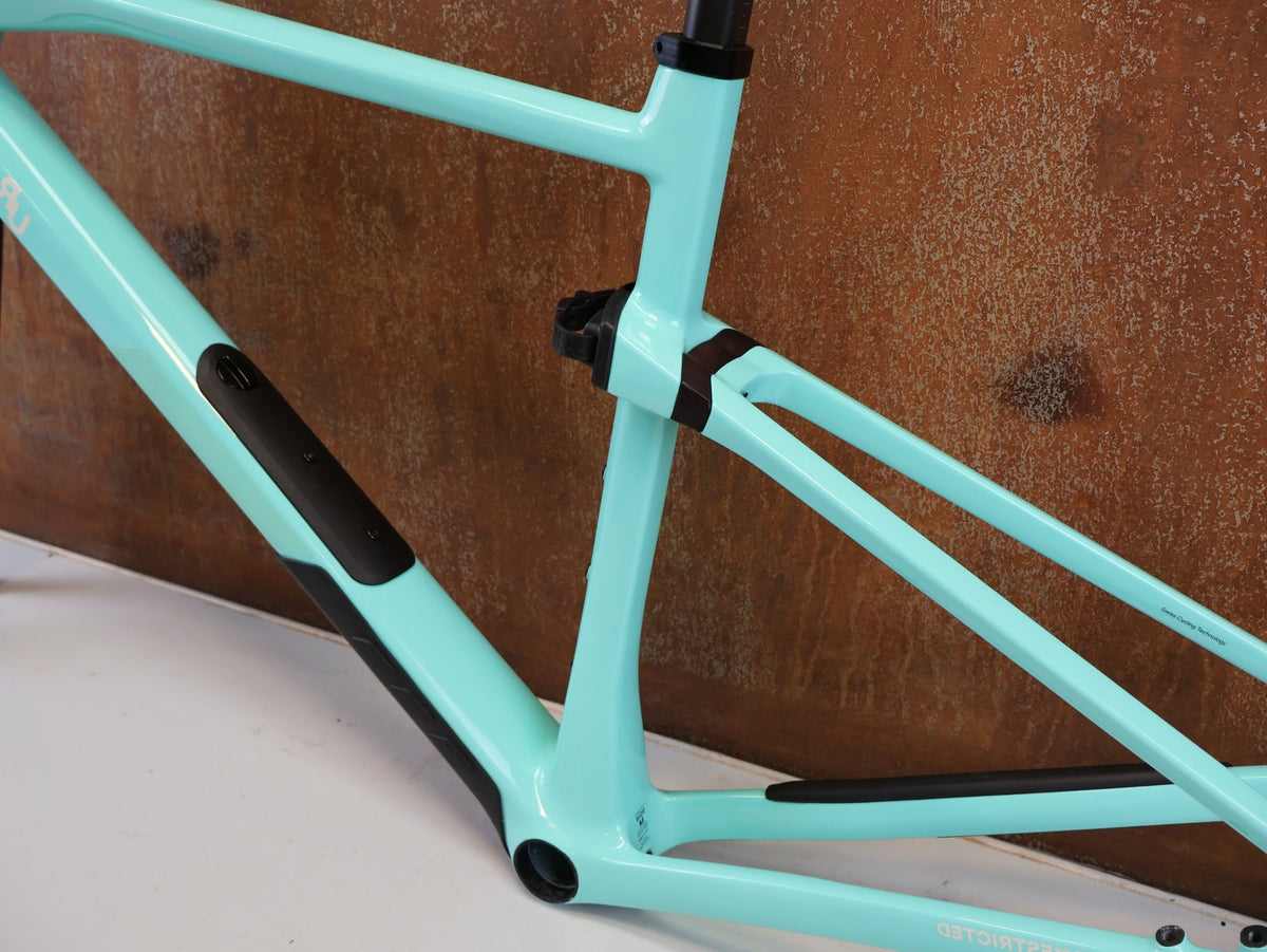 Gravel-/Cyclocrossrahmen von Bmc, BMC URS 01 PREMIUM CARBON GRAVEL RAHMENSET / GRÖSSE M / MTT UDH vor USEDBIKES-OB.DE Hintergrund