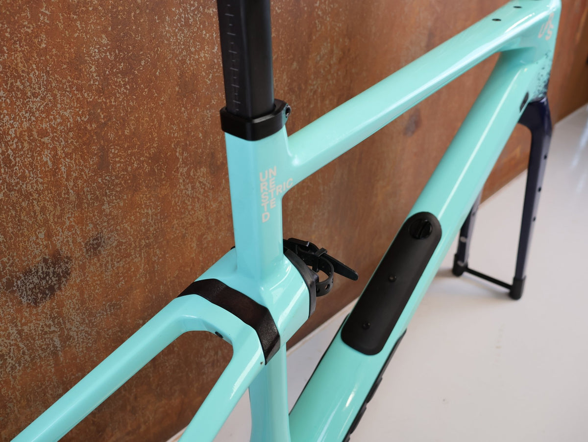 Gravel-/Cyclocrossrahmen von Bmc, BMC URS 01 PREMIUM CARBON GRAVEL RAHMENSET / GRÖSSE M / MTT UDH vor USEDBIKES-OB.DE Hintergrund