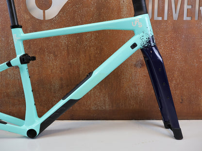 Gravel-/Cyclocrossrahmen von Bmc, BMC URS 01 PREMIUM CARBON GRAVEL RAHMENSET / GRÖSSE M / MTT UDH vor USEDBIKES-OB.DE Hintergrund