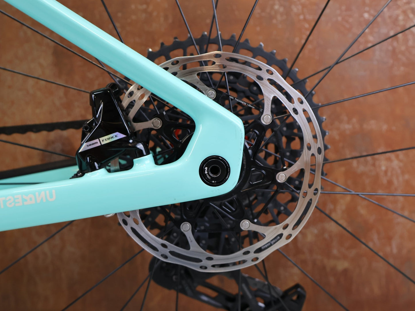 Gravel/Cyclocross von Bmc, BMC URS 01 THREE GRAVEL BIKE / GRÖSSE M / 2024 / SRAM X0 EAGLE TRANSMISSION vor USEDBIKES-OB.DE Hintergrund