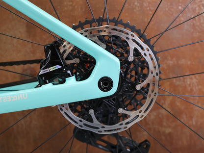 Gravel/Cyclocross von Bmc, BMC URS 01 THREE GRAVEL BIKE / GRÖSSE M / 2024 / SRAM X0 EAGLE TRANSMISSION vor USEDBIKES-OB.DE Hintergrund
