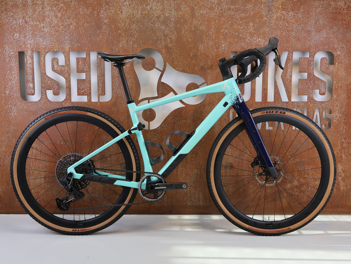 Gravel/Cyclocross von Bmc, BMC URS 01 THREE GRAVEL BIKE / GRÖSSE M / 2024 / SRAM X0 EAGLE TRANSMISSION vor USEDBIKES-OB.DE Hintergrund