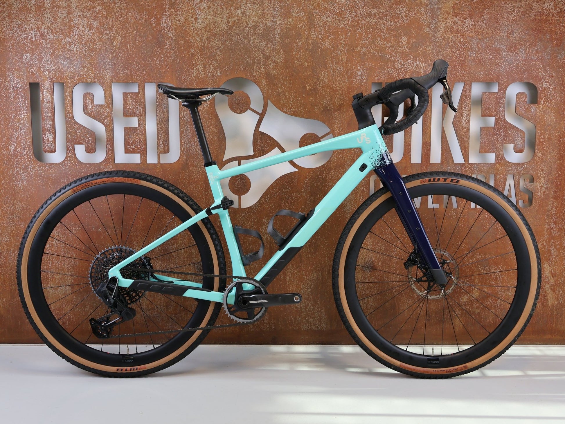 Gravel/Cyclocross von Bmc, BMC URS 01 THREE GRAVEL BIKE / GRÖSSE M / 2024 / SRAM X0 EAGLE TRANSMISSION vor USEDBIKES-OB.DE Hintergrund