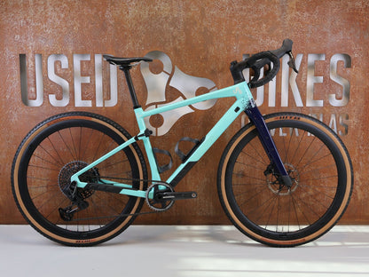Gravel/Cyclocross von Bmc, BMC URS 01 THREE GRAVEL BIKE / GRÖSSE M / 2024 / SRAM X0 EAGLE TRANSMISSION vor USEDBIKES-OB.DE Hintergrund