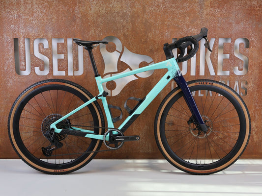 Gravel/Cyclocross von Bmc, BMC URS 01 THREE GRAVEL BIKE / GRÖSSE M / 2024 / SRAM X0 EAGLE TRANSMISSION vor USEDBIKES-OB.DE Hintergrund