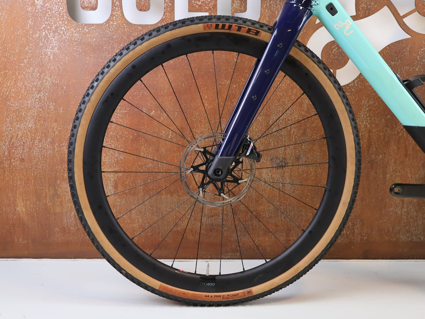 Gravel/Cyclocross von Bmc, BMC URS 01 THREE GRAVEL BIKE / GRÖSSE M / 2024 / SRAM X0 EAGLE TRANSMISSION vor USEDBIKES-OB.DE Hintergrund