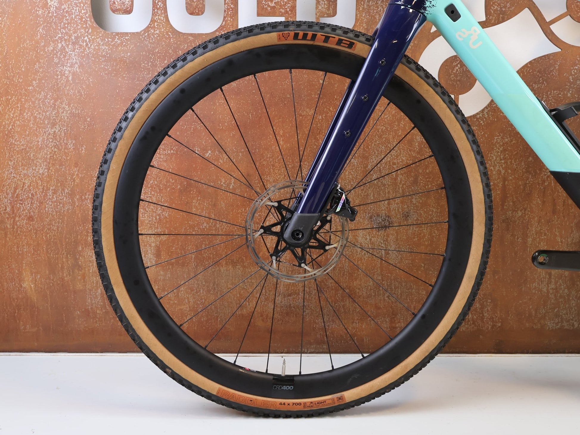 Gravel/Cyclocross von Bmc, BMC URS 01 THREE GRAVEL BIKE / GRÖSSE M / 2024 / SRAM X0 EAGLE TRANSMISSION vor USEDBIKES-OB.DE Hintergrund
