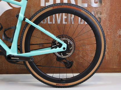 Gravel/Cyclocross von Bmc, BMC URS 01 THREE GRAVEL BIKE / GRÖSSE M / 2024 / SRAM X0 EAGLE TRANSMISSION vor USEDBIKES-OB.DE Hintergrund