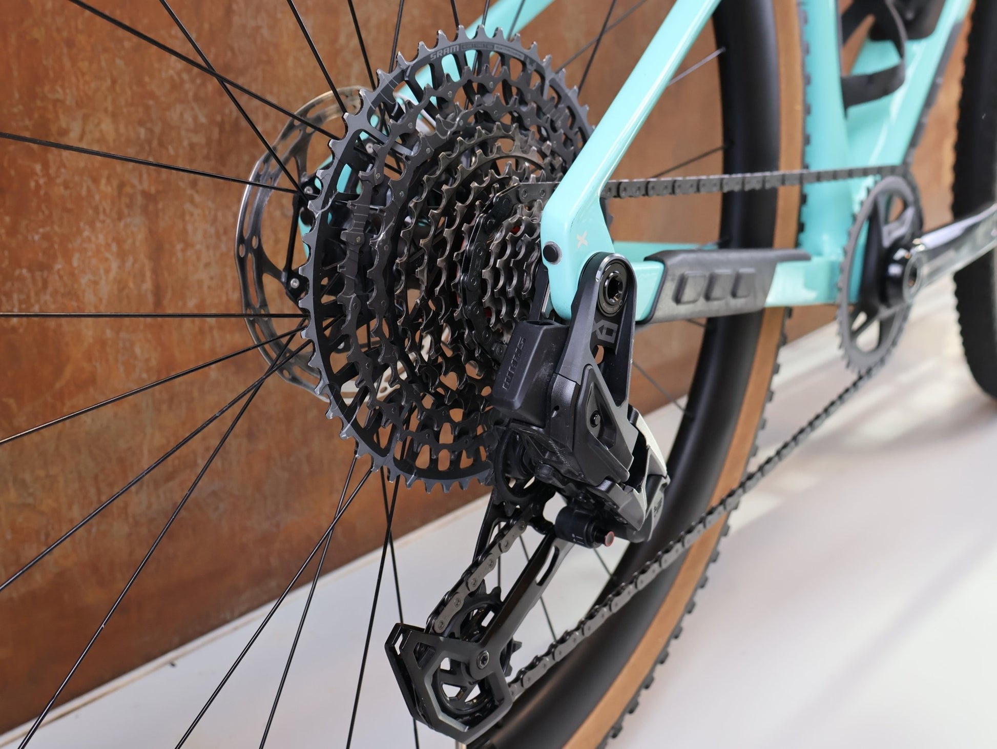 Gravel/Cyclocross von Bmc, BMC URS 01 THREE GRAVEL BIKE / GRÖSSE M / 2024 / SRAM X0 EAGLE TRANSMISSION vor USEDBIKES-OB.DE Hintergrund