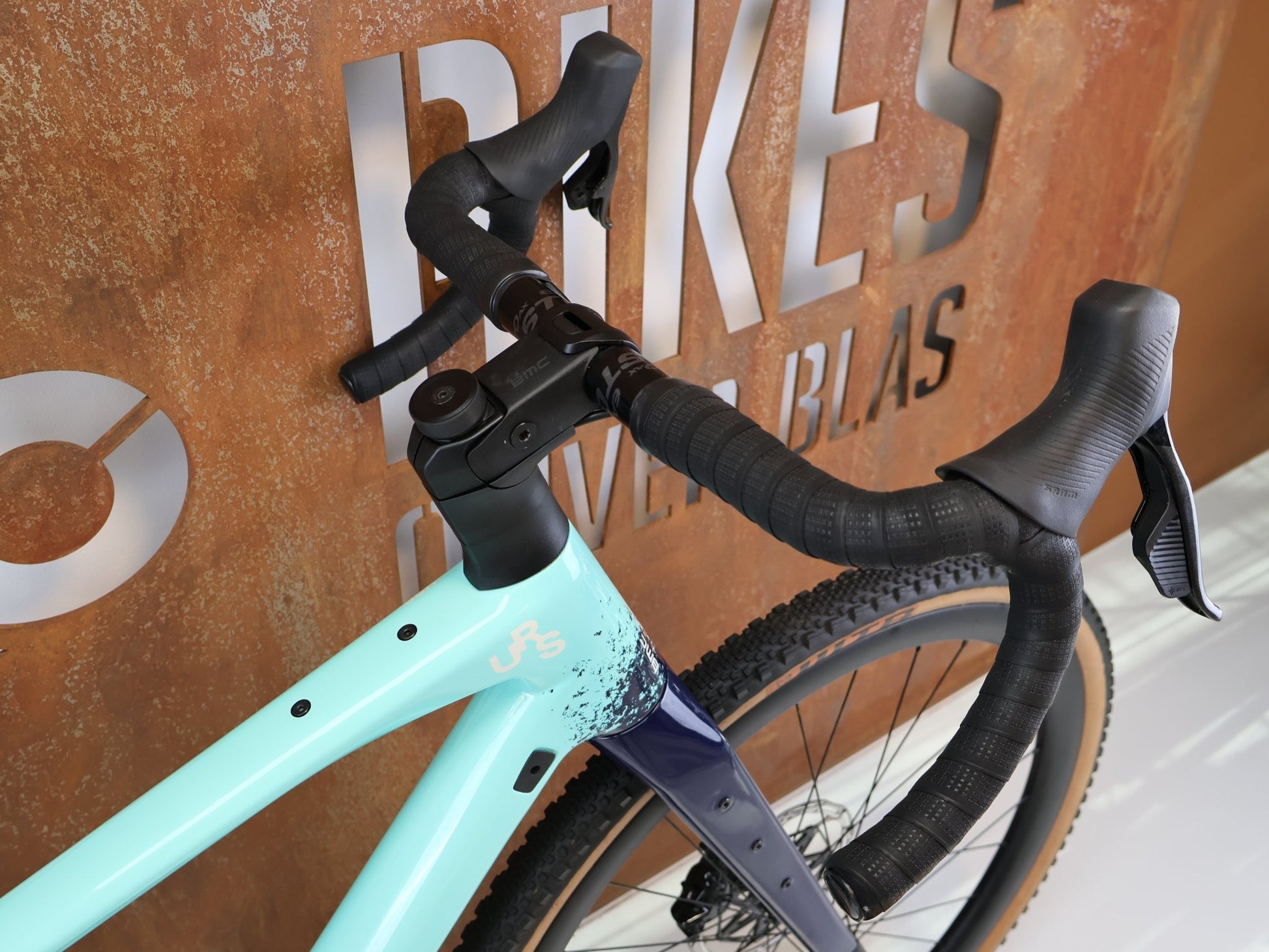 Gravel/Cyclocross von Bmc, BMC URS 01 THREE GRAVEL BIKE / GRÖSSE M / 2024 / SRAM X0 EAGLE TRANSMISSION vor USEDBIKES-OB.DE Hintergrund