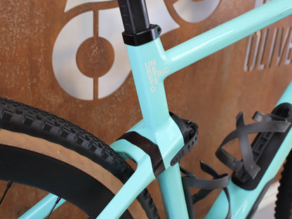 Gravel/Cyclocross von Bmc, BMC URS 01 THREE GRAVEL BIKE / GRÖSSE M / 2024 / SRAM X0 EAGLE TRANSMISSION vor USEDBIKES-OB.DE Hintergrund