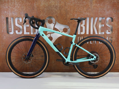Gravel/Cyclocross von Bmc, BMC URS 01 THREE GRAVEL BIKE / GRÖSSE M / 2024 / SRAM X0 EAGLE TRANSMISSION vor USEDBIKES-OB.DE Hintergrund