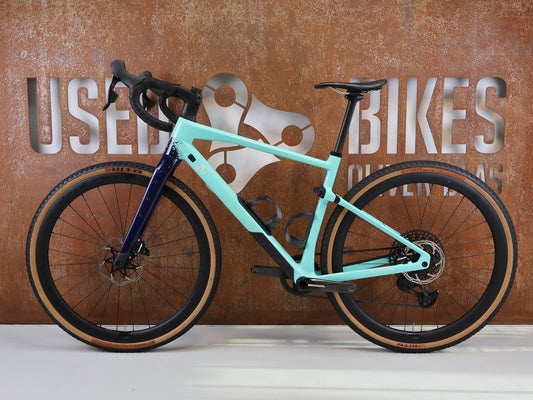 Gravel/Cyclocross von Bmc, BMC URS 01 THREE GRAVEL BIKE / GRÖSSE M / 2024 / SRAM X0 EAGLE TRANSMISSION vor USEDBIKES-OB.DE Hintergrund