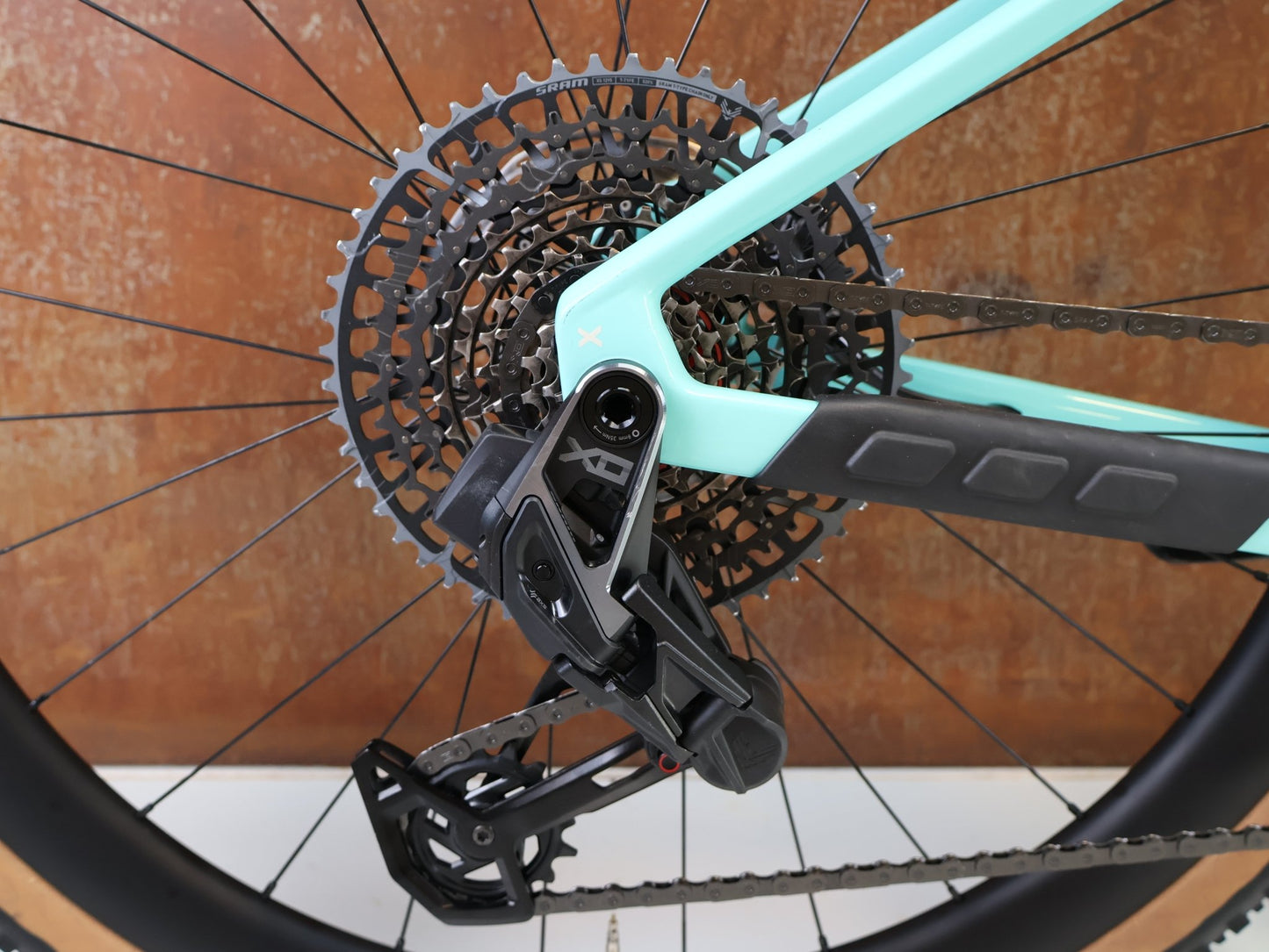 Gravel/Cyclocross von Bmc, BMC URS 01 THREE GRAVEL BIKE / GRÖSSE M / 2024 / SRAM X0 EAGLE TRANSMISSION vor USEDBIKES-OB.DE Hintergrund